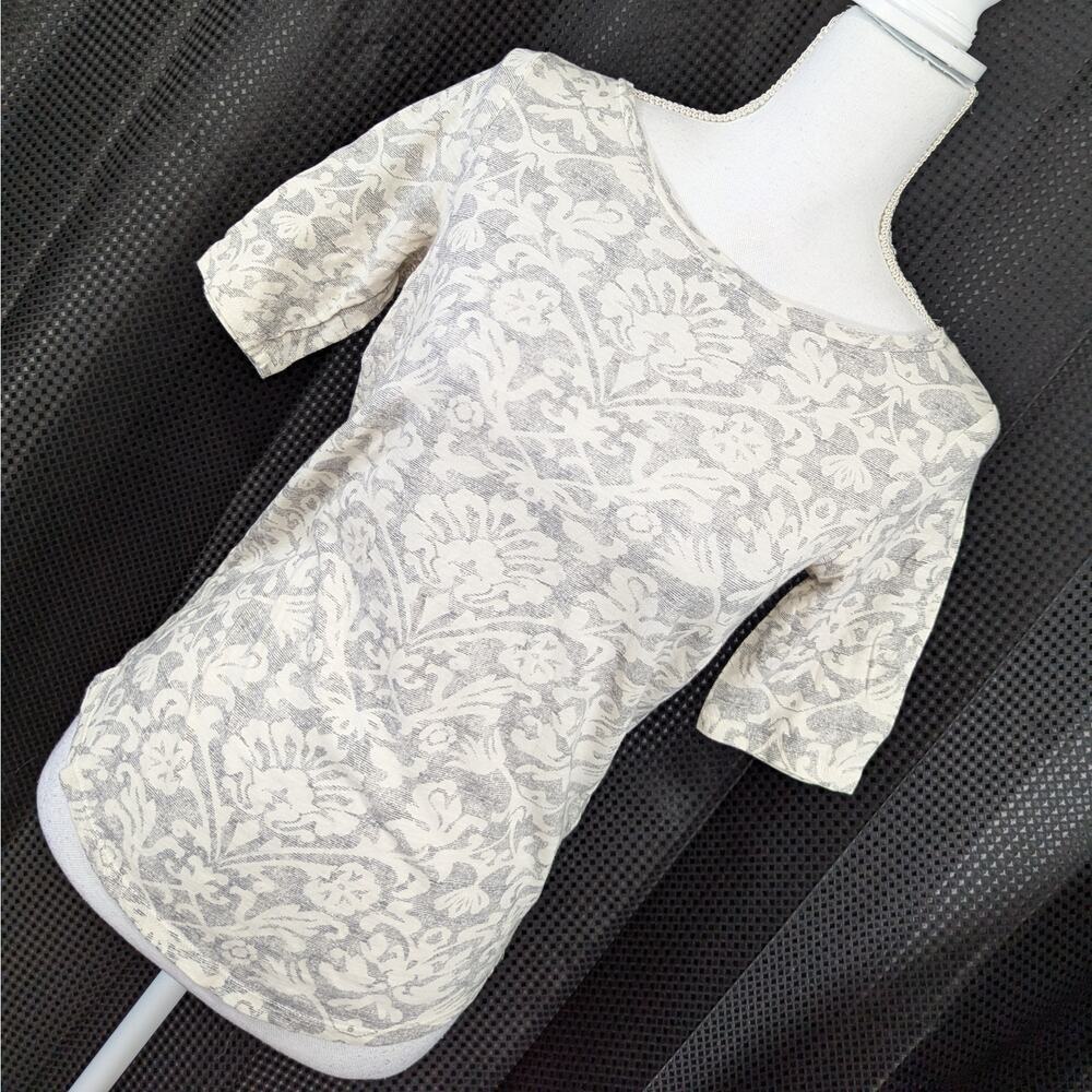 LOFT OUTLET! LIGHTWEIGHT, CREAM & GRAY FLORAL PRINT SHORT SLEEVE TEE, TOP! SZ XS